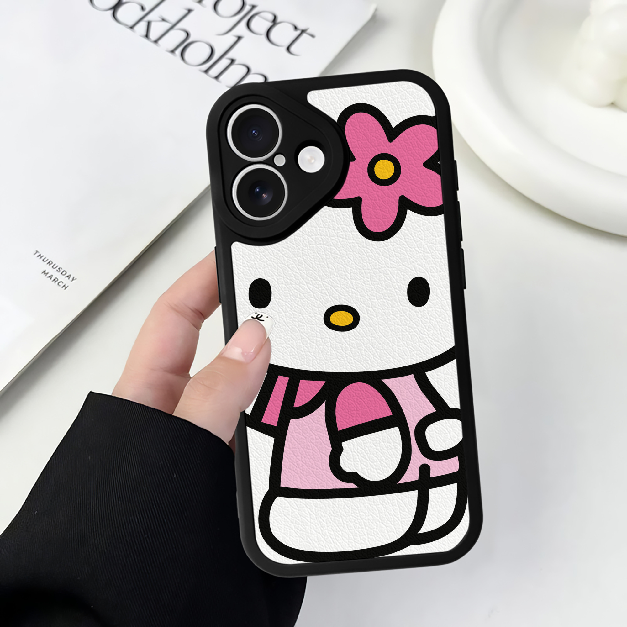 （画像用） Hello Kitty ハローキティ 【iPhone 16シリーズ対応】シリコンスマホケース（レザー調） 材質：シリコン